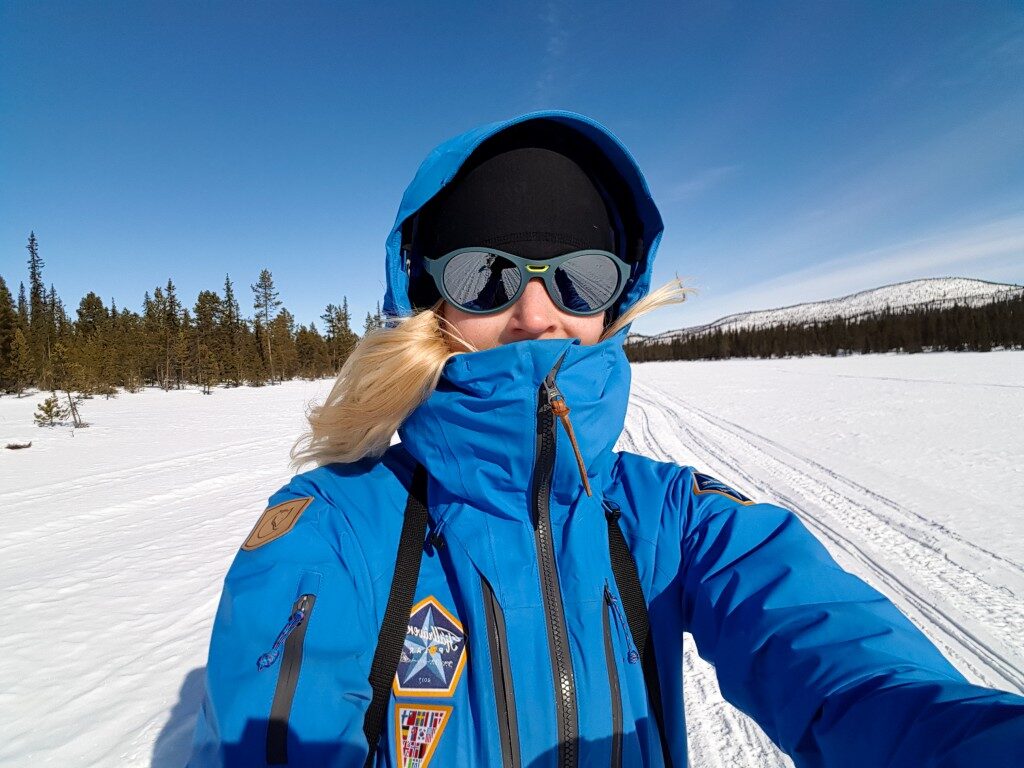 Michelle ingepakt in een dikke winterjas in de sneeuw van Lapland