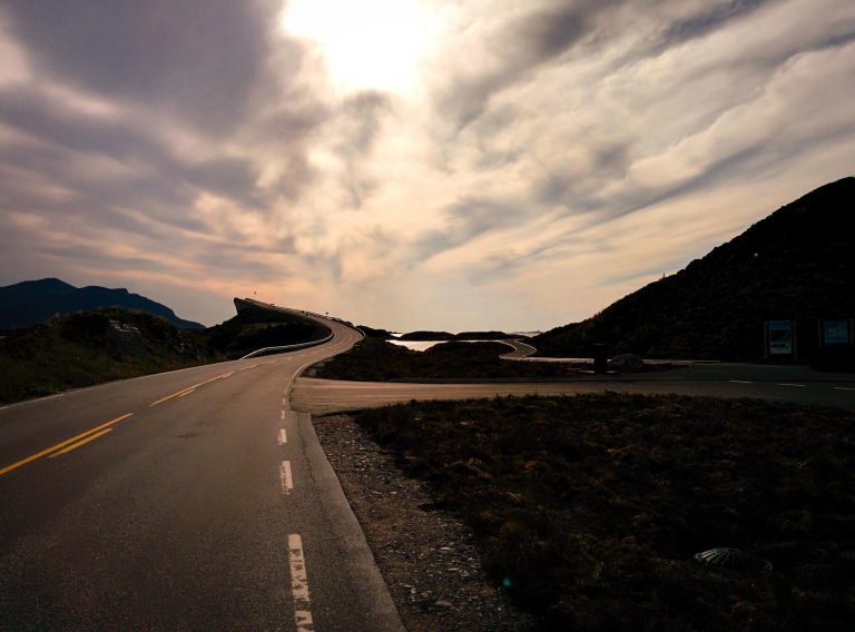 Nationaal Toeristische Routes - Zonsondergang op de Atlantische Weg, één van de beroemdste wegen