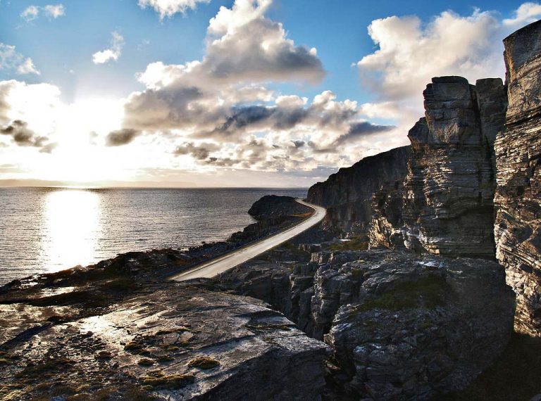 Nationaal Toeristische Routes - Uitzicht over zee langs Havoysund