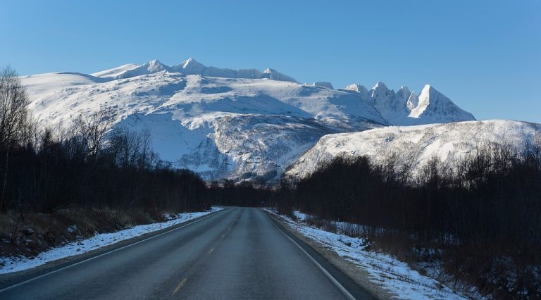 Nationaal Toeristische Routes - Besneeuwde bergtoppen langs Helgelandskysten