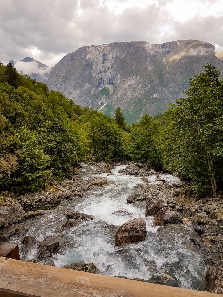 Uitzicht over de stroomversnellingen die de Mardalsfossen veroorzaakt.