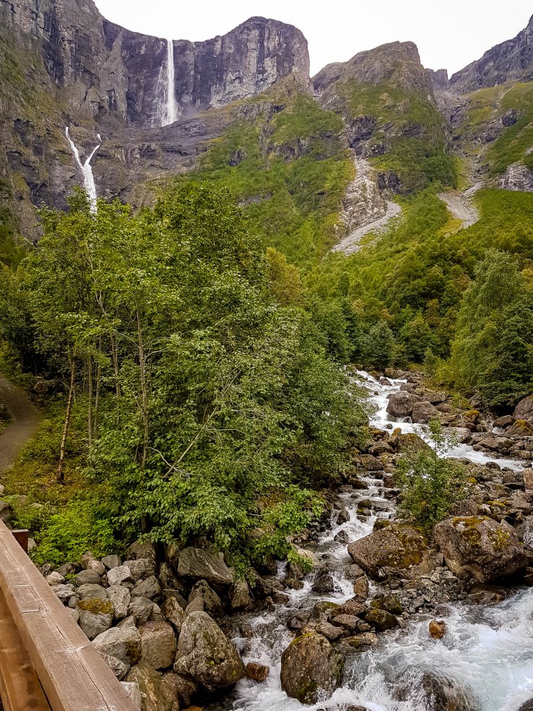 Onderweg naar Mardalsfossen zie je héél veel groen