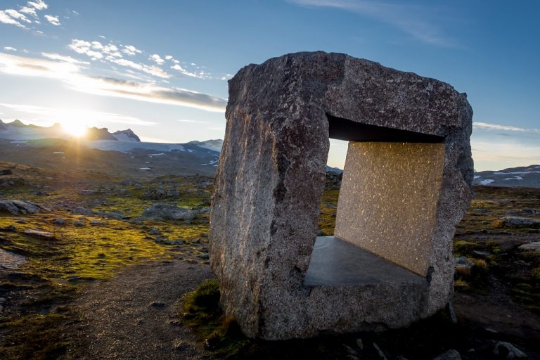 Nationaal Toeristische Routes - De zon schijnt op een bouwwerk op Sognefjellet