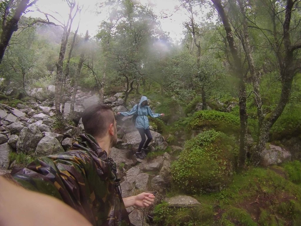 In de regen afdalen vanaf Preikestolen