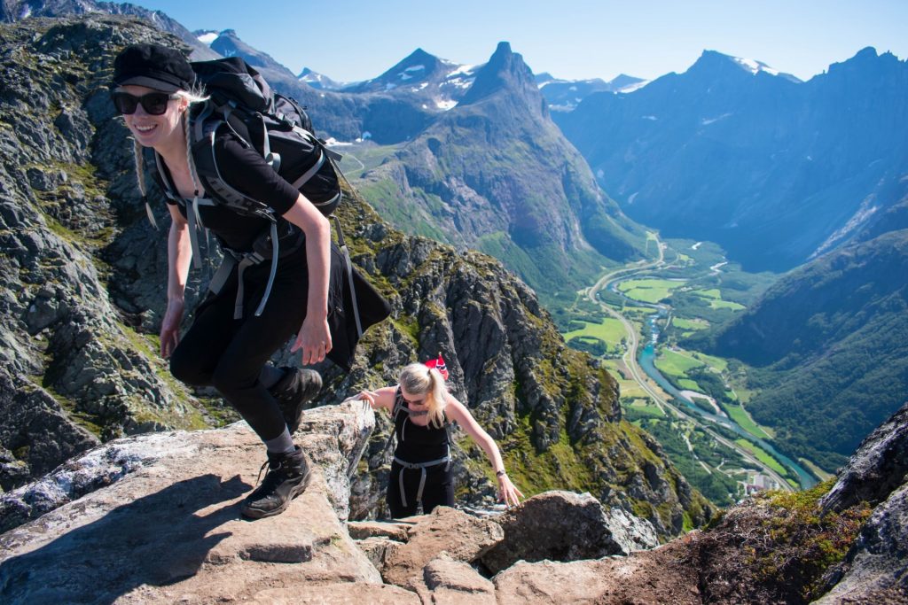 Twee vrouwen beklimmen Romsdalseggen