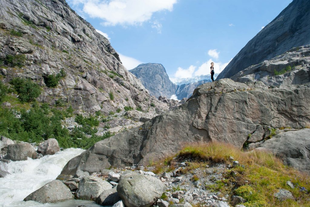 Het uitzicht over de Brenndalsbreen en het smeltwater