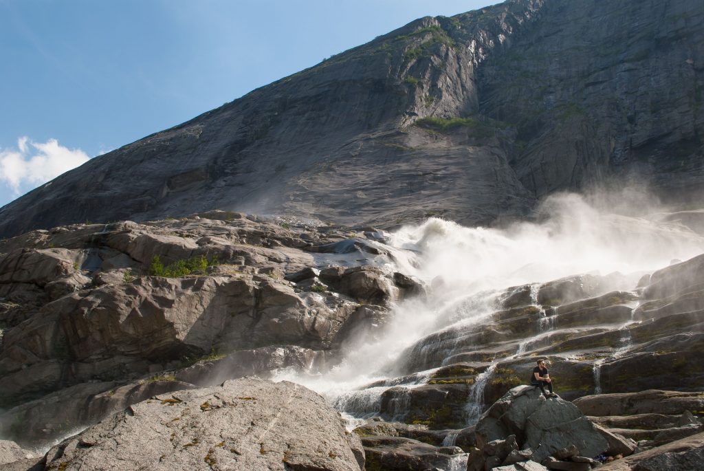 Genieten van het verkoelende smeltwater van de Brenndalsbreen