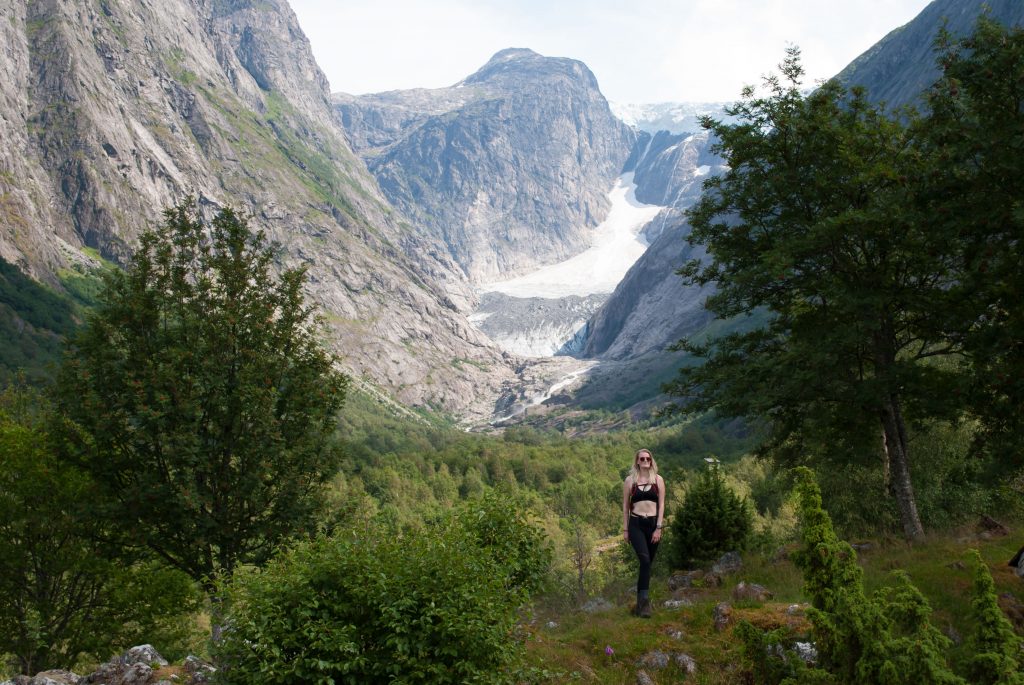 Wandelen naar de Brenndalsbreen in Olden