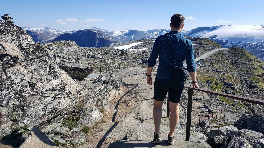 Wandelen over de stenen trappen op Dalsnibba