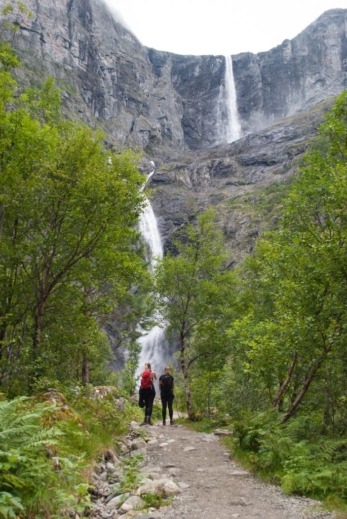 Twee vriendinnen onderweg naar Mardalsfossen waterval in Noorwegen