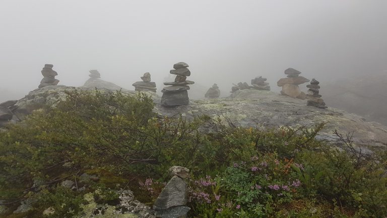 Stenen torentjes (cairns) bij het Trollstigen uitkijkpunt