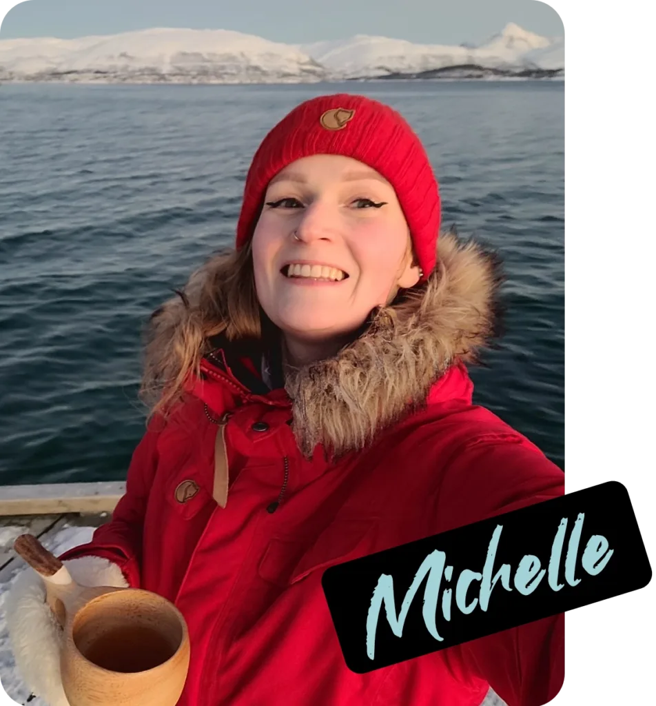 Twee polaroids van Michelle: zittend bij een fjord en lachend bij een bergmeer in Noorwegen