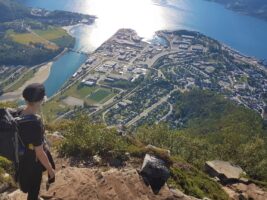 Uitzicht over Åndalsnes vanaf de sherpatrappen