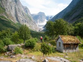 Wandelen naar de Brenndalsbreen gletsjer in Noorwegen