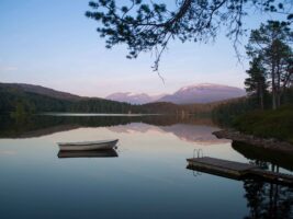 De zon die langzaam ondergaat aan het meer in Skogtun, Stryn