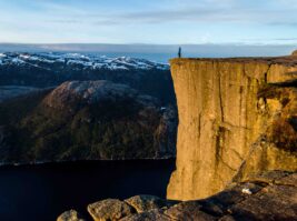 Uitkijken vanaf Preikestolen over het Lysefjord