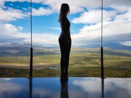 Vrouw poseert voor het uitzicht vanuit Snøhetta uitkijkpunt over Dovrefjell-Sundalsfjella