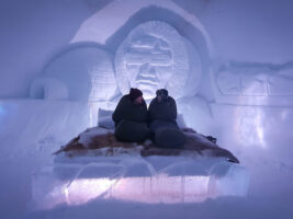 Moeder en dochter op bed van ijs in Tromsø Ice Domes